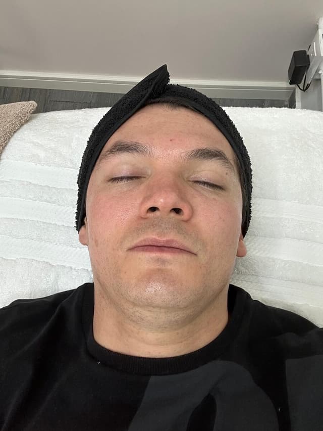 Cliente durante una sesión facial en Ivoncarlo Skin Lab