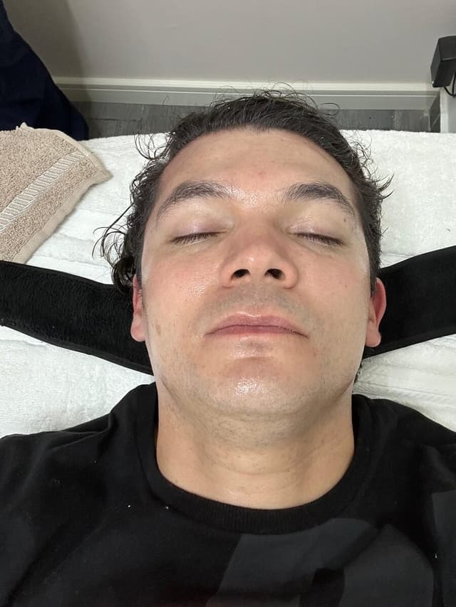 Cliente relajado durante un tratamiento facial en Ivoncarlo Skin Lab