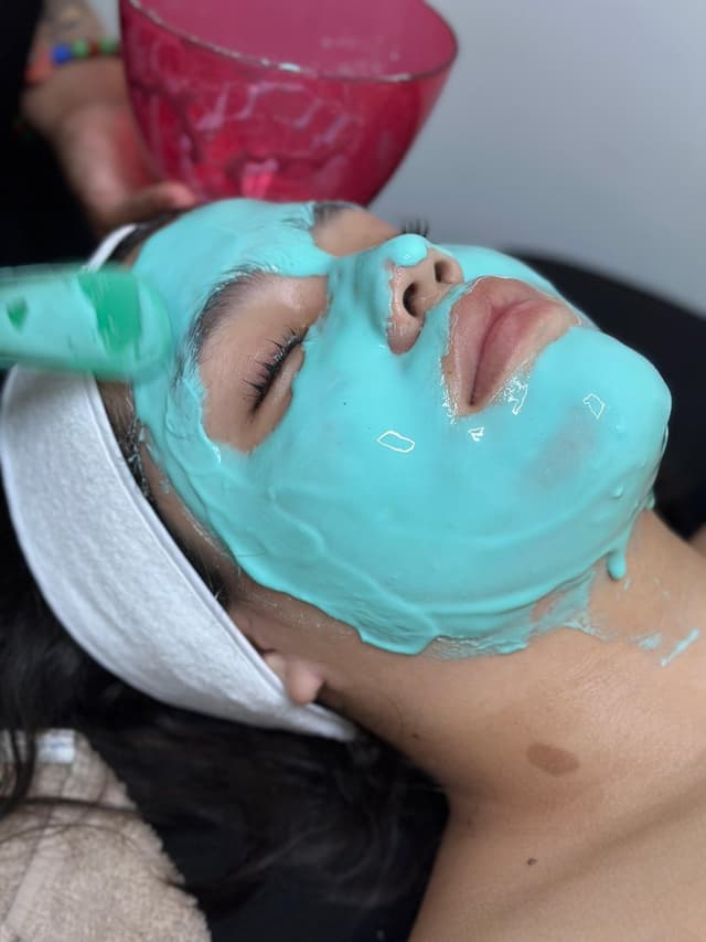 Aplicación de mascarilla facial turquesa en Ivoncarlo Skin Lab