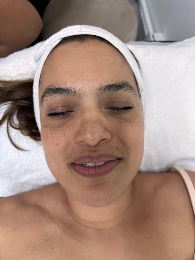 Clienta relajada después de un tratamiento en Ivoncarlo Skin Lab