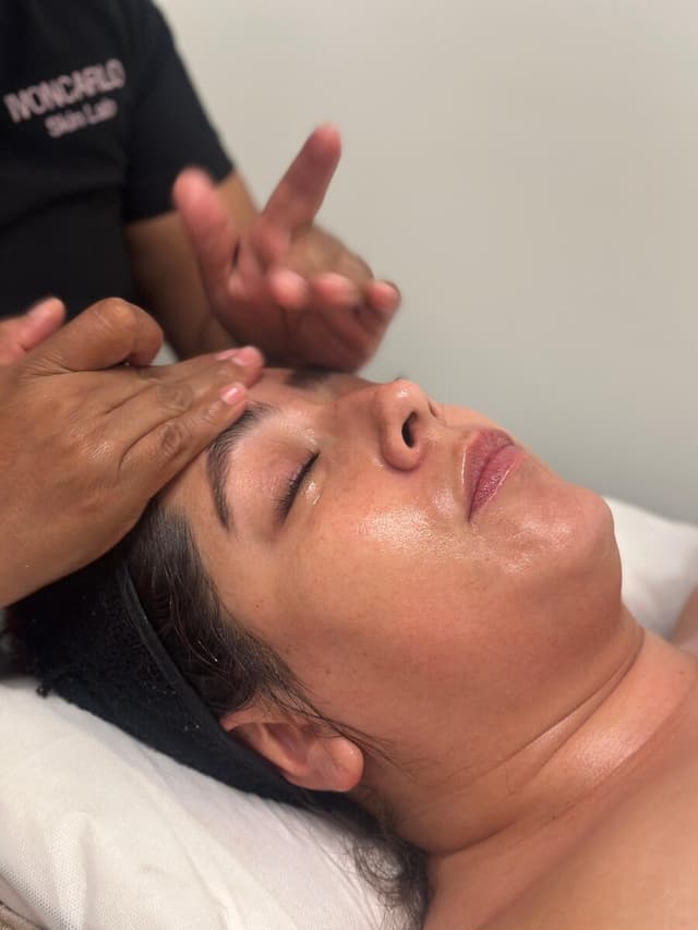 Masaje facial durante un tratamiento en Ivoncarlo Skin Lab