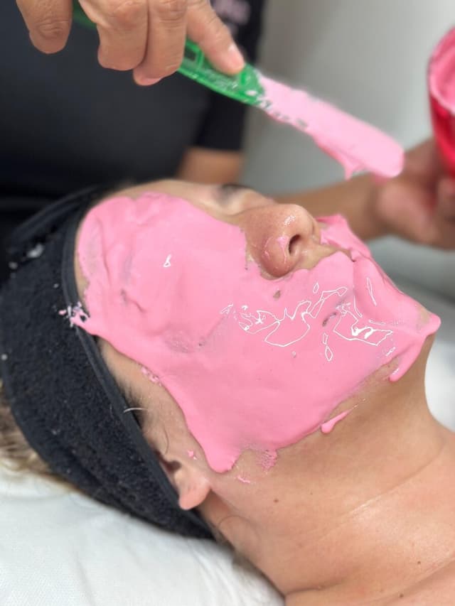 Aplicación de mascarilla facial en Ivoncarlo Skin Lab